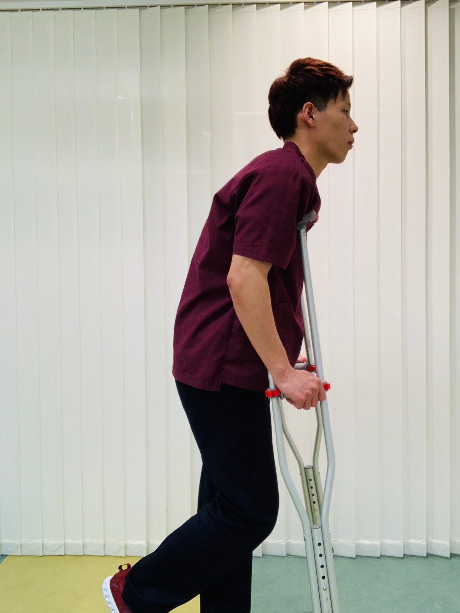 松葉杖歩行の使用方法と注意点 足立慶友整形外科